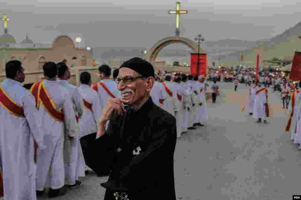 Seorang pendeta memperhatikan ritual yang sedang berjalan. Umat Muslim dan perayan-perayaan budaya dilarang tampil di acara tahun ini di Assiut, Mesir, 20 Agustus 2017. (H. Elrasam/VOA)