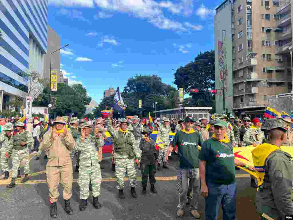 Soldados y civiles en marcha del gobierno