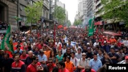 Los manifestantes que se reunieron en la Plaza Libertad desarrollaron todos sus actos de espaldas edificio de la Suprema Corte de Justicia que estaba custodiado por decenas de policías. 