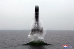 북한은 지난해 10월 동해 원산만 수역에서 신형 잠수한탄도미사일(SLBM) '북극성-3형' 시험발사에 성공했다면서 사진을 공개했다.