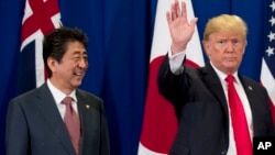 Le président Donald Trump et le Premier ministre japonais Shinzo Abe lors du sommet ASEAN au Sofitel Philippine Plaza, à Mani, le 13 novembre 2017.