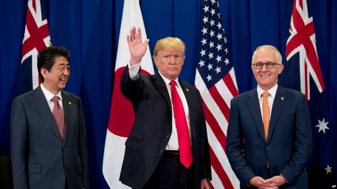 Thủ tướng Nhật Shinzo Abe (trái), Tổng thống Hoa Kỳ Donald Trump, và Thủ tướng Australia Malcolm Turnbull tại Manila, ngày 13/11/2017.