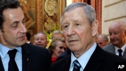 L'ancienne légende du football, Raymond Kopa, à droite, discute avec le président français Nicolas Sarkozy, après avoir été nommé officier de la Légion d'Honneur à Paris, 17 mars 2008. 