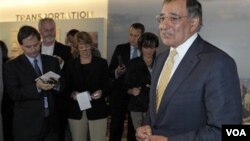 Panetta hizo hincapié en que los israelíes y los palestinos deben dejar de lado las precondiciones para reanudar el diálogo.