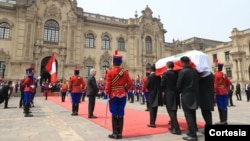 La presidenta de la república, Dina Ercilia Boluarte Zegarra, recibió el cortejo fúnebre del exjefe de Estado, Alberto Fujimori. [Cortesía Presidencia del Perú]