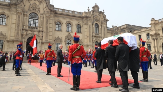 La presidenta de la república, Dina Ercilia Boluarte Zegarra, recibió el cortejo fúnebre del exjefe de Estado, Alberto Fujimori. [Cortesía Presidencia del Perú]