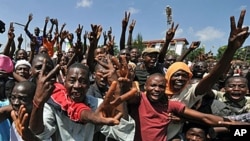 Guineans wait for the results of the election in front of the town hall of Motato, a suburb of Conakry where electoral officials collected and verified ballots from regional polling stations, 9 Nov 2010.