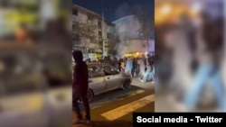 خیابان مطهری رشت مردم شعار می‌دهند
امسال سال خون سیدعلی سرنگون
چهارشنبه ۱۷ دی ماە ۱۴۰۴