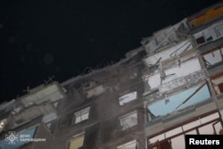 En esta fotografía difundida el 28 de octubre de 2024, se muestra un edificio de apartamentos que fue alcanzado por un ataque aéreo ruso en Járkov. (Servicio de prensa del Servicio Estatal de Emergencias de Ucrania en la región de Járkov/Fotografía difundida a través de Reuters)