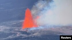 Aerial view as lava spews out during Mauna Loa's eruption in Hawaii, U.S., November 28, 2022 in this still image taken from social media video. (Samantha Hansen/Safari Helicopters via REUTERS )