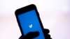 Foto ilustrasi yang menunjukkan logo platform media sosial Twitter terpampang dalam layar sebuah telepon genggam dalam foto yang diambil pada 25 April 2022. (Foto: Ap/Gregory Bull) 