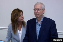 McConnell’ın yardımcısı yanına gelerek senatöre soruyu duyup duymadığını sordu ve gazetecilere “Bir dakikaya ihtiyacımız olacak” dedi