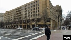 One World Trade Center stands between the transportation hub (L), still under construction, and 7 World Trade Center (R) in New York.
