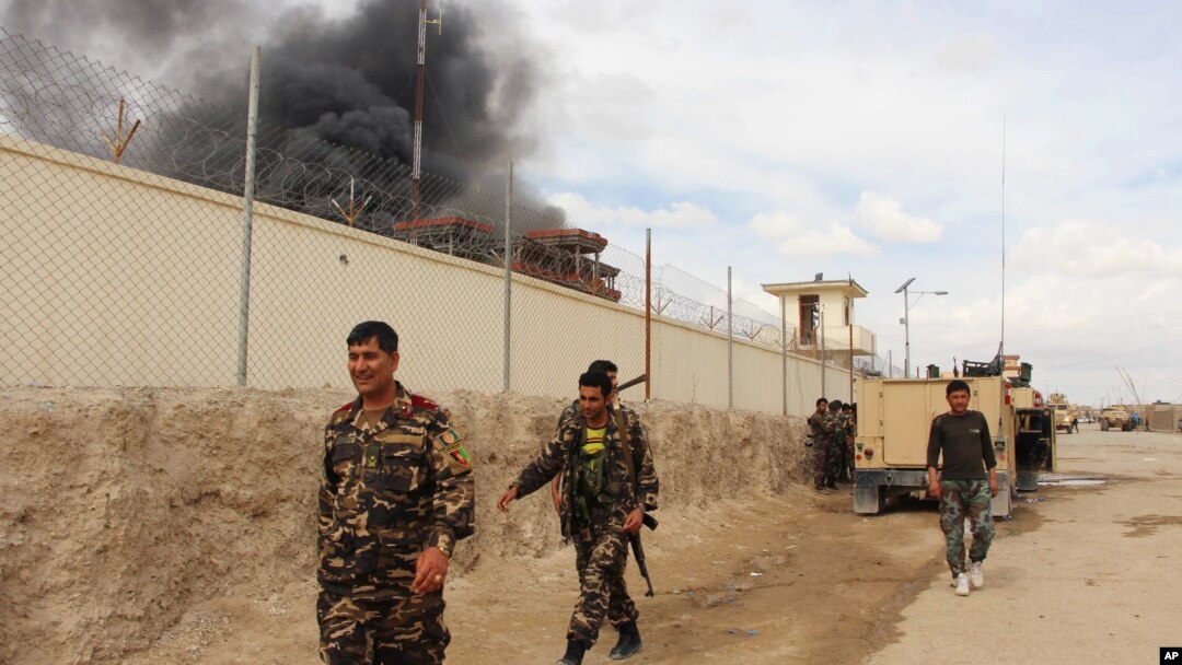 Asap mengepul akibat pertempuran antara pasukan Afghanistan dan militan Taliban di provinsi Helmand (foto: dok). 