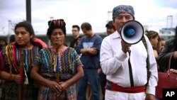 Guatemaltecos se manifestaron en apoyo a la Comisión Internacional Contra la Impunidad en Guatemala (CICIG) fuera del Aeropuerto Internacional La Aurora en la Ciudad de Guatemala, el domingo 6 de enero de 2019.