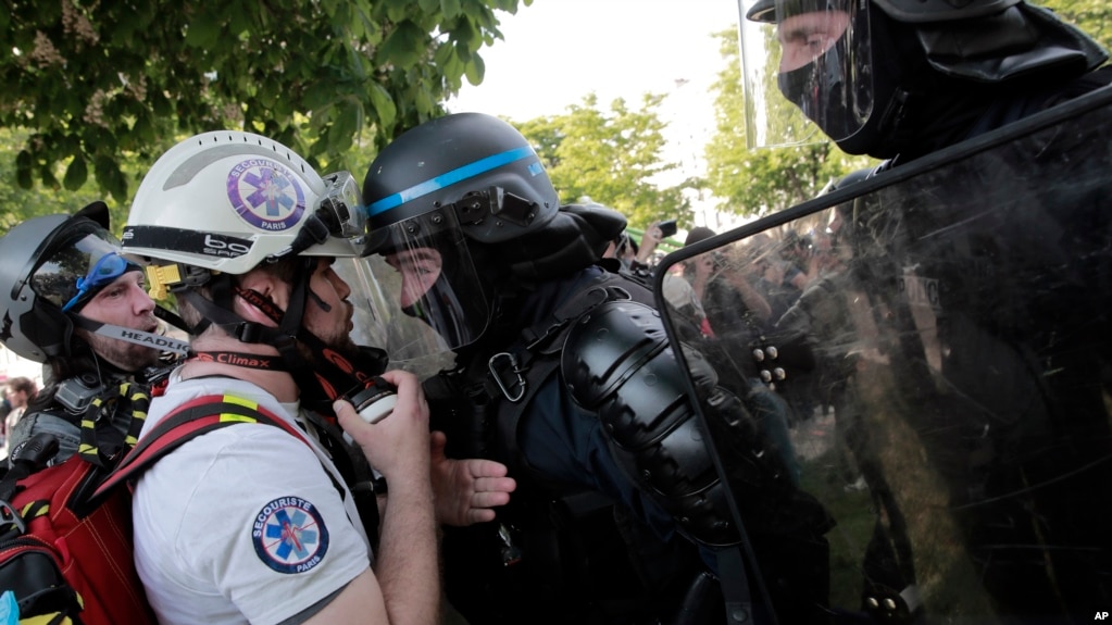 在五一游行中与法国警察对峙的示威者。(photo:VOA)