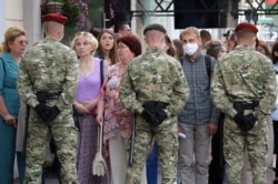 Polisi Belarusia memblokir jalan di Minsk, Belarus, 15 Juli 2020. (Foto: dok).