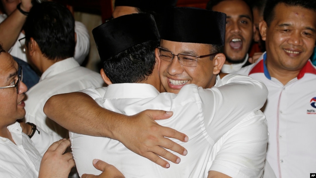 Cagub Anies Baswedan, berpelukan dengan pasangannya, Cawagub Sandiaga Uno pada konferensi pers di Jakarta, Rabu (19/4).