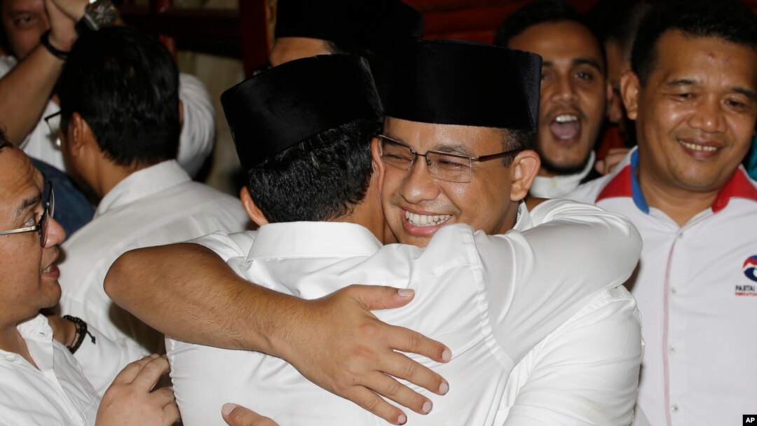 Pasangan calon gubernur Anies Baswedan dan Sandiaga Uno berpelukan saat konferensi pers di Jakarta, Rabu, 19 April 2017.