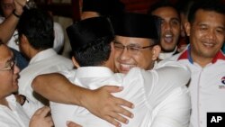 Pasangan calon gubernur Anies Baswedan dan Sandiaga Uno berpelukan saat konferensi pers di Jakarta, Rabu, 19 April 2017.