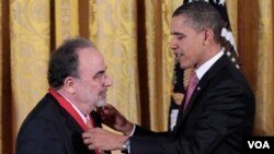 Obama le puso la medalla a González, además de al resto de galardonados, en el la Sala Este de la Casa Blanca.