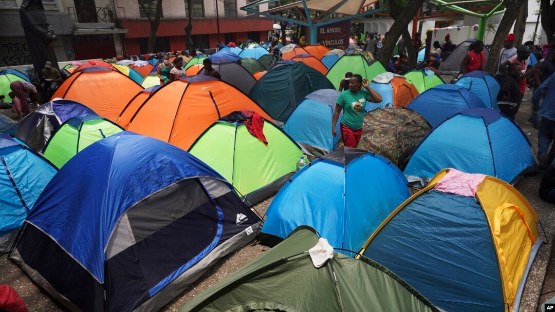 ARCHIVO - Migrantes haitianos acampan en plaza Giordano Bruno en el vecindario de Juárez en Ciudad de México el 18 de mayo de 2023. El INM informó del desmantelamiento de un campamento con unos 400 migrantes de distintas nacionalidades, en centro de Ciudad de México.