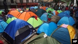 ARCHIVO - Migrantes haitianos acampan en plaza Giordano Bruno en el vecindario de Juárez en Ciudad de México el 18 de mayo de 2023. El INM informó del desmantelamiento de un campamento con unos 400 migrantes de distintas nacionalidades, en centro de Ciudad de México.
