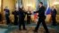 Los presidentes de Rusia, Vladimir Putin, y Ecuador, Rafael Correa, se saludan en Moscú.