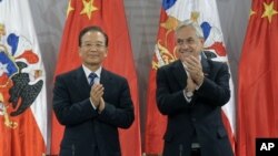 中国总理温家宝同智利总统皮涅拉2012年6月26号 在智利首都总统府举行的两国双边贸易协定签字仪式上鼓掌