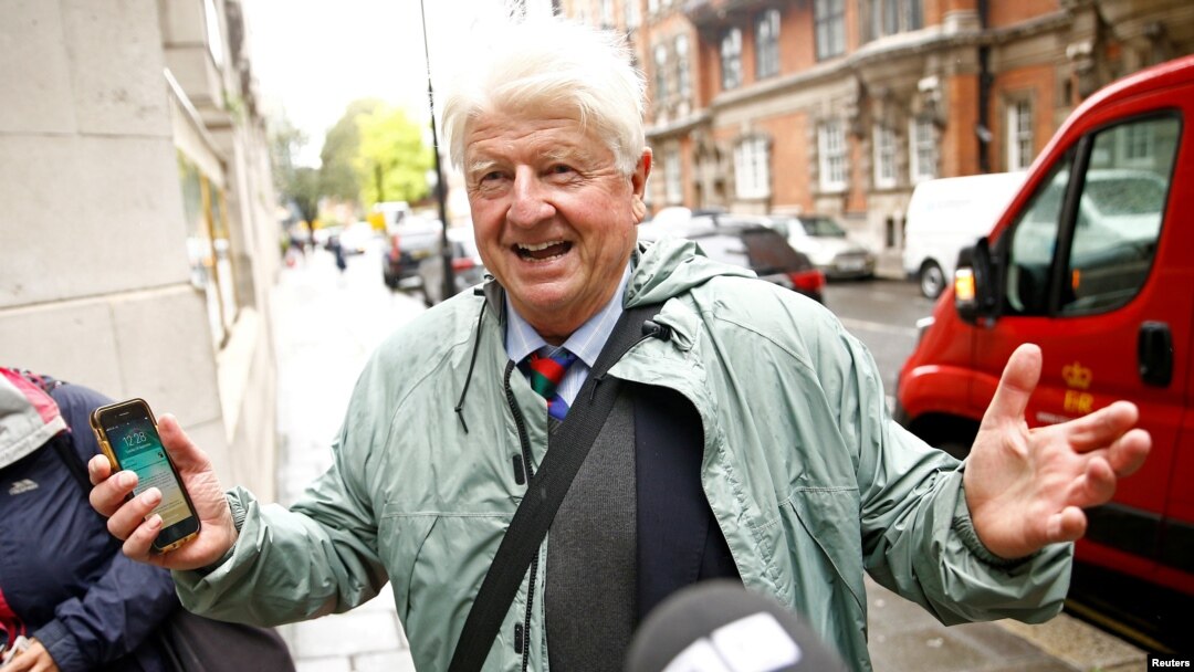 Stanley Johnson, ayah PM Inggris Boris Johnson sedang dalam proses mengajukan diri untuk mendapatkan paspor Perancis, guna mempertahankan hubungannya dengan Uni Eropa setelah Brexit. (Foto: Reuters) 