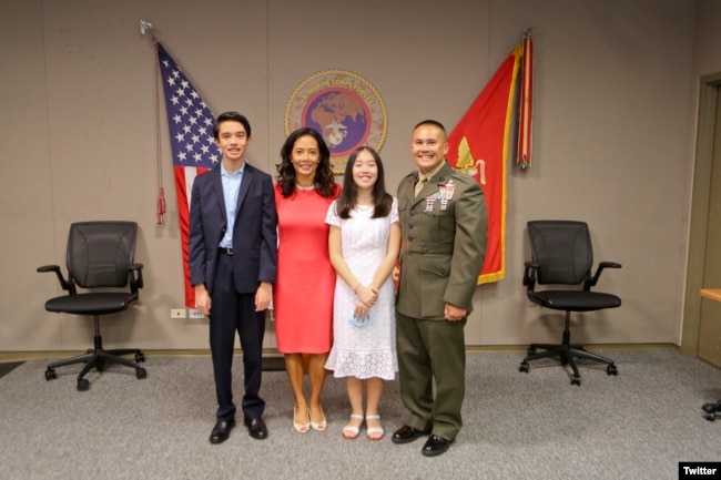 Thiếu tướng William Seeky và gia đình, ngày 31/07/2020. Photo Twitter USMARCENT
