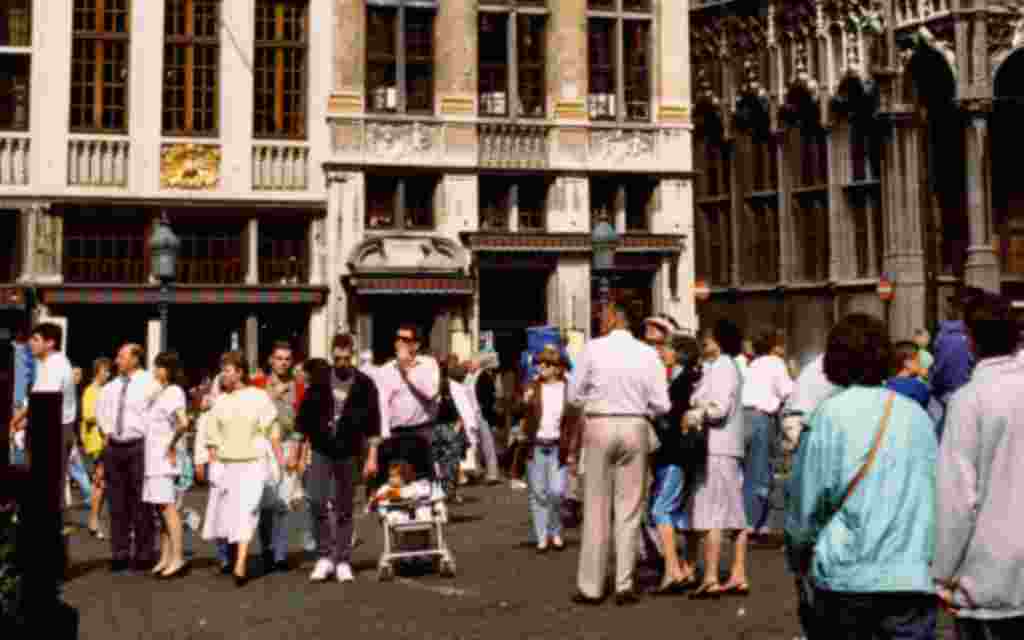En Bruselas, cinco dólares puede ser lo que cobra el cajero automático por cada transacción.