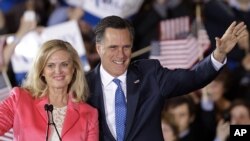 Tsohon Gwamnan jihar Massachusetts, Mitt Romney da uwargidansa Anne suke gaida magoya bayansa a wani yakin neman zabe. 