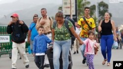 En esta foto del 28 de junio de 2018, Yelitza Fuenmayor, una migrante venezolana cruza el puente internacional Simón Bolívar hacia Cúcuta, Colombia, con sus hijos. Según la ONU, hasta junio unos 2,3 millones de venezolanos han huído de la crisis en su país.