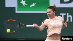 Simona Halep saat melawan Caroline Dolehide dalam laga putaran kedua di turnamen tenis BNP Paribas Terbuka di Indian Wells Tennis Garden, 11 Maret 2018. (Foto: Jayne Kamin-Oncea-USA TODAY Sports via Reuters)