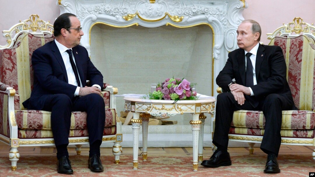 Russian President Vladimir Putin (R) listens to French President Francois Hollande during their meeting in Yerevan, Armenia, April 24, 2015.
