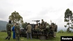 Congolese government soldiers depart military outpost between Kachiru village and Mbuzi hill, eastern DRC, May 25, 2012 (file photo).