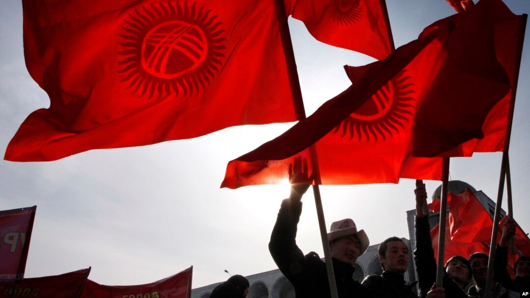 Qirg'iziston yoshlari davlat bayrog'ini Bishkek ko'chalaridan olib o'tmoqda, 3-mart, 2011-yil.