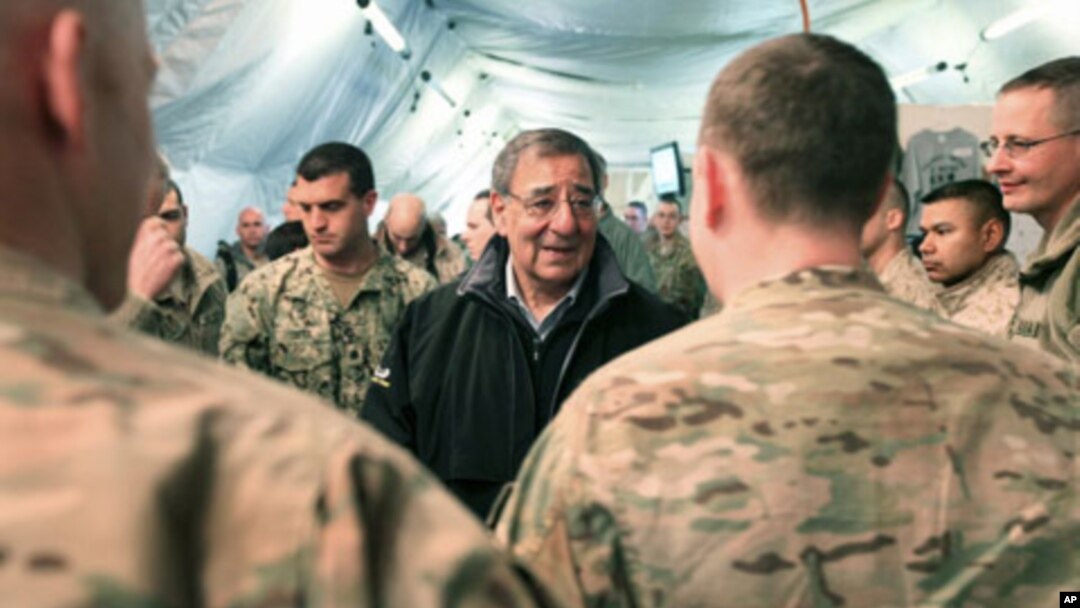 Mudofaa vaziri Leon Panetta Bishkekdagi "Manas" tranzit markazida askarlar bilan ko'rishmoqda, 14-mart, 2012-yil