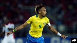 Pierre-Emerick Aubameyang célèbre après avoir marqué un but lors de la Coupe d'Afrique des Nations à Bata, en Guinée équatoriale, samedi 17 janvier 2015. 