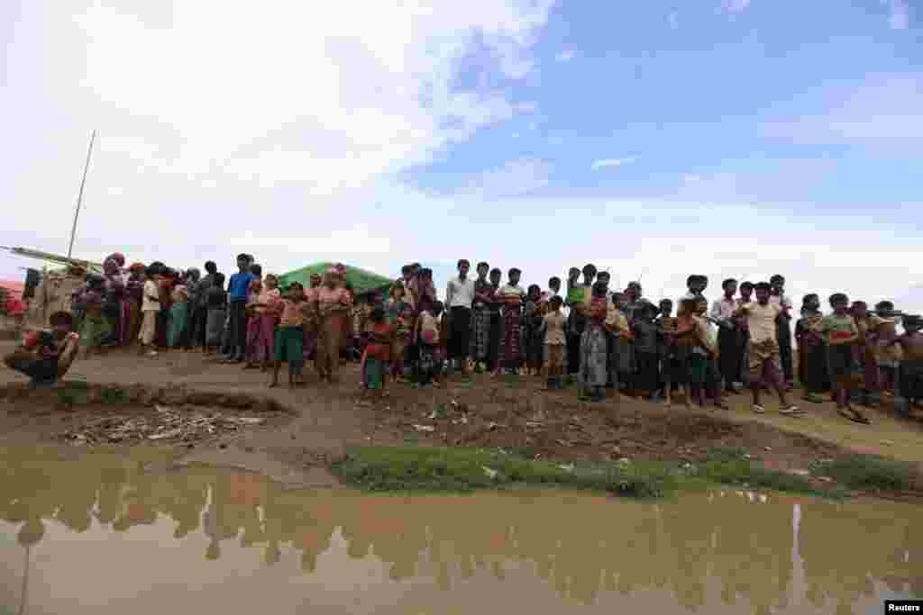 Warga desa Thandawli berdiri di pinggir sungai di sebuah kamp untuk pengungsi Rohingya di luar kota Sittwe, Burma (14/5). (Reuters/Soe Zeya Tun)