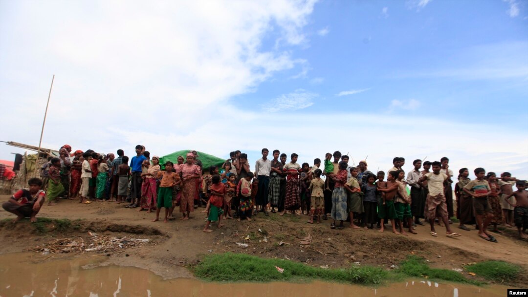 Sedikitnya 100.000 pengungsi akan dipindahkan dari tempat penampungan di Sittwe, Burma untuk menghindari hantaman badai Mahasen (14/5). Delapan orang dilaporkan tewas setelah sebuah kapal pengungsi yang membawa 150 pengungsi dari wilayah ini dikabarkan terbalik di lepas pantai Burma Barat.