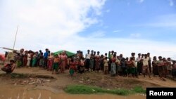 Sedikitnya 100.000 pengungsi akan dipindahkan dari tempat penampungan di Sittwe, Burma untuk menghindari hantaman badai Mahasen (14/5). Delapan orang dilaporkan tewas setelah sebuah kapal pengungsi yang membawa 150 pengungsi dari wilayah ini dikabarkan terbalik di lepas pantai Burma Barat.