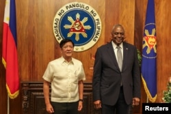 Menteri Pertahanan Amerika Serikat Lloyd Austin berpose dengan Presiden Filipina Ferdinand Marcos Jr di Istana Malacanang, Manila, Filipina, 18 November 2024. (Foto: Gerard Carreon/Pool via REUTERS)