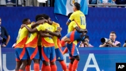 Los jugadores de Colombia celebran el gol de apertura de su equipo contra Uruguay, anotado por su compañero Jefferson Lerma, durante un partido de semifinales de la Copa América en Charlotte, Carolina del Norte, el miércoles 10 de julio de 2024. (Foto AP/Nell Redmond)