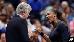 Serena Williams ap diskete ak abit Brian Earley pandan final feminen tounwa tenis Open Ameriken an.