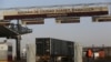 ARCHIVO - Camiones hacen fila en el puente fronterizo Zaragoza-Ysleta para cruzar la frontera entre México y Estados Unidos, después de que el presidente estadounidense, Donald Trump, impusiera aranceles a Canadá, México y China. Ciudad Juárez, México, el 4 de marzo de 2025.