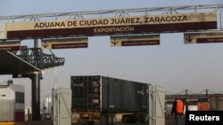 ARCHIVO - Camiones hacen fila en el puente fronterizo Zaragoza-Ysleta para cruzar la frontera entre México y Estados Unidos, después de que el presidente estadounidense, Donald Trump, impusiera aranceles a Canadá, México y China. Ciudad Juárez, México, el 4 de marzo de 2025.