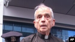 Linh mục Daniel Berrigan.