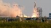 ARCHIVO - El cohete New Shepard de Blue Origin es lanzado con los pasajeros Jeff Bezos, fundador de Amazon y la empresa de turismo espacial Blue Origin, su hermano, Mark Bezos, Oliver Daemen y Wally Funk, desde el puerto espacial cerca de Van Horn, Texas, el 20 de julio de 2021.